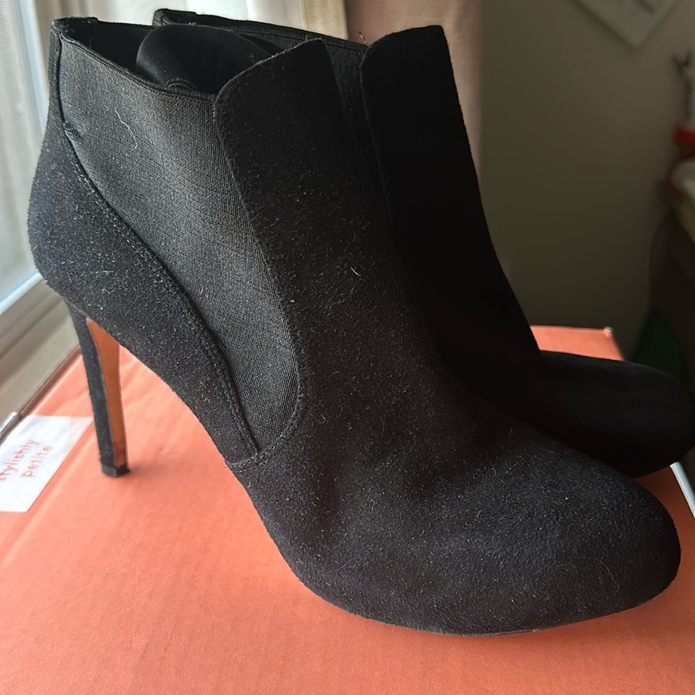 Women’s Via Spiga suede heel booties size 10M